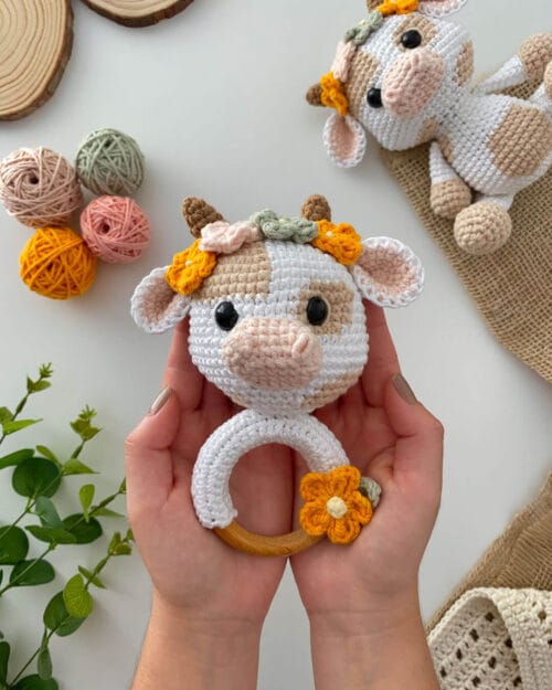 Receita de Amigurumi Vaquinha Flora + Chocalho - Imagem 2