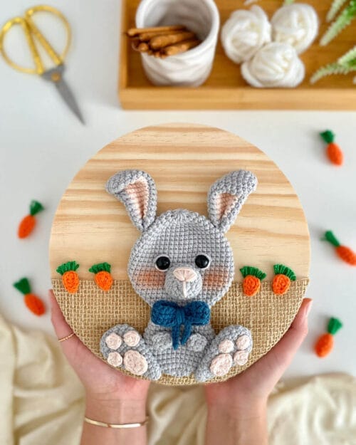 Receita de Amigurumi Plaquinha de Madeira Coelho Lipe