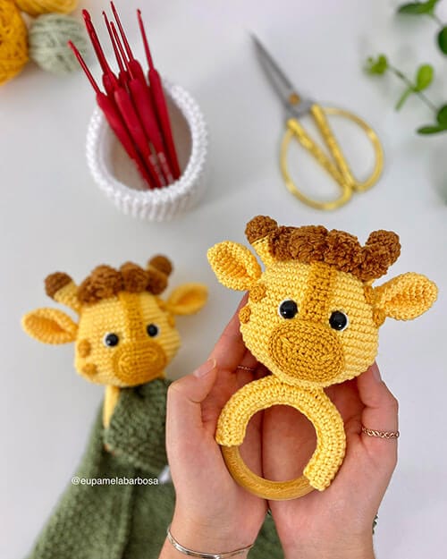 Receita de Amigurumi Chocalho e Naninha Girafa